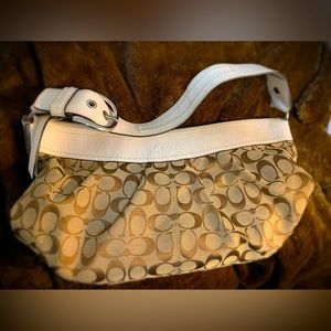 COACH BROWN/IVORY JACQUARD HOBO STYLE SHOULDER BAG

Great condition - no tears.